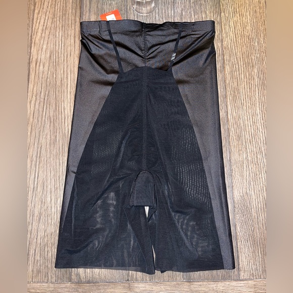 8/19 NFS- Haute Contour High waisted Short - Picture 7 of 11